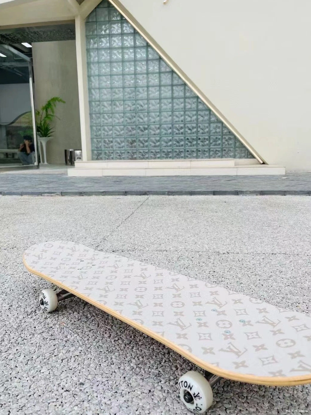 CUSTOM LV SKATEBOARD 0815